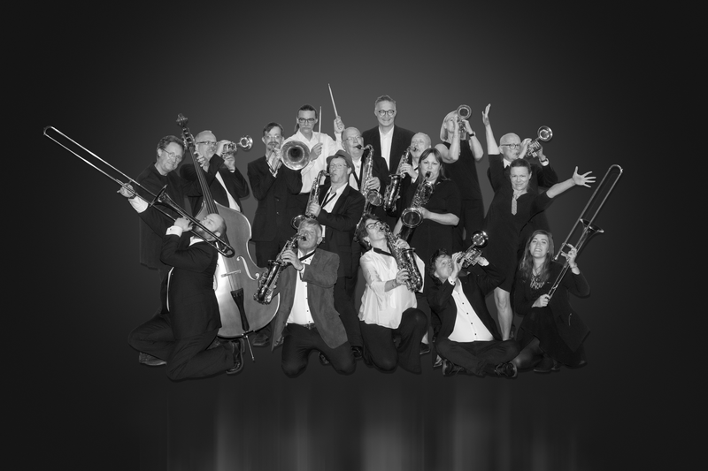 Musikerna i Motala Storband med sina instrument